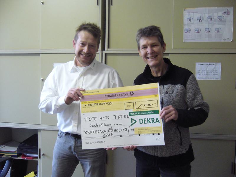 Albert Bein von der DEKRA Akademie Nürnberg und Jutta Hammer, stellvertretende Vorsitzende der Fürther Tafel e.V.